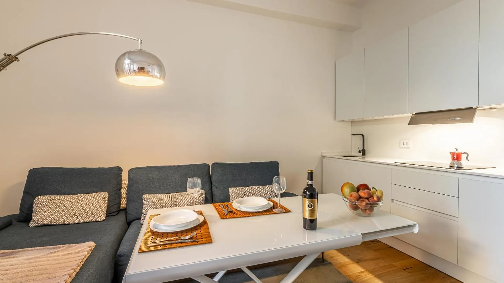 Luxury Design Apt, Comfy W/ A/C, Wifi & Netflix Milan 0*,