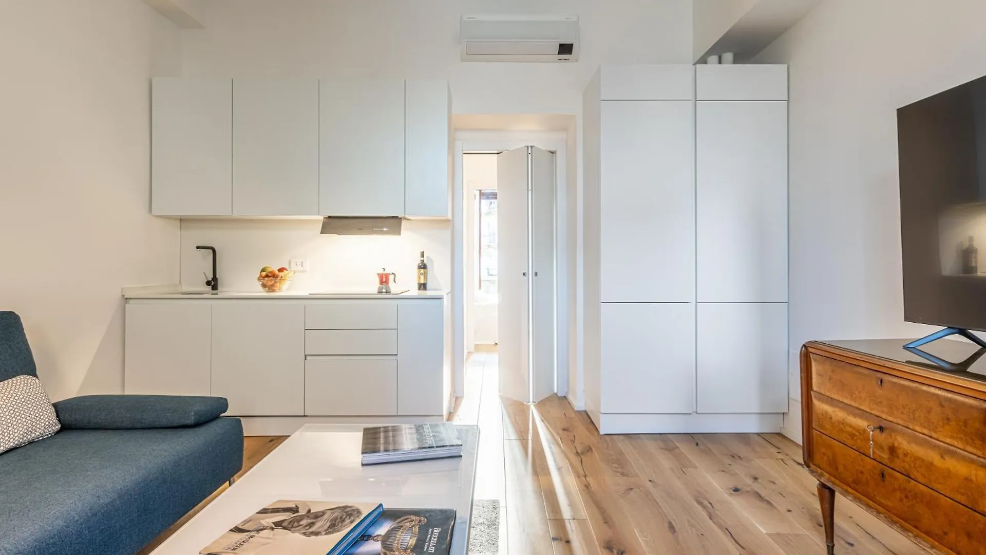 Luxury Design Apt, Comfy W/ A/C, Wifi & Netflix Milan Italy